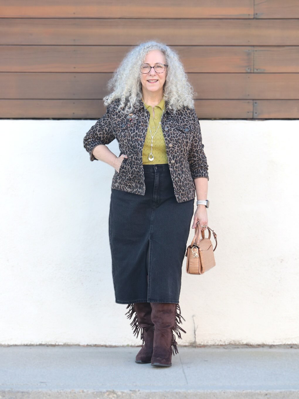 🍁 The hit of the season! 🍁

This one of the several outfits I’d imagined I could create with the fall collection I’ve been showcasing the past two months 

As usual, get the rest of the story on the blog (🔗 in bio)

📸: @mark_m_perez 

#whatimwearing #leopardprintjacket #fringedboots #denimskirt #fashionover50 #styleover50 #over50blogger #50plusandfabulous #styleatanyage #aginggracefully #everydaystyle #agelessstyle #personalstyle #ageisjustanumber #nevertooold #olderandbolder