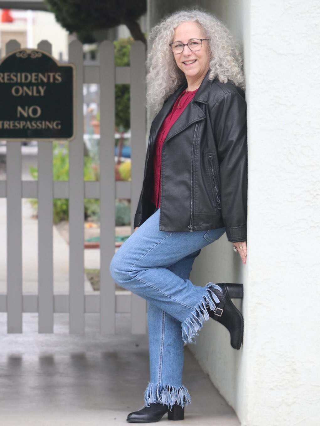 ✨Latergramming a little fringe fun ✨

An update on a DIY project from long ago plus 3 styling ideas, as seen #ontheblog 

(🔗in bio)

📸: @mark_m_perez 

#diyfringehem #restylingjeans #fashionover50 #styleover50 #over50blogger #50plusandfabulous #styleatanyage #aginggracefully #everydaystyle #agelessstyle #personalstyle #ageisjustanumber #nevertooold #olderandbolder #IG50community