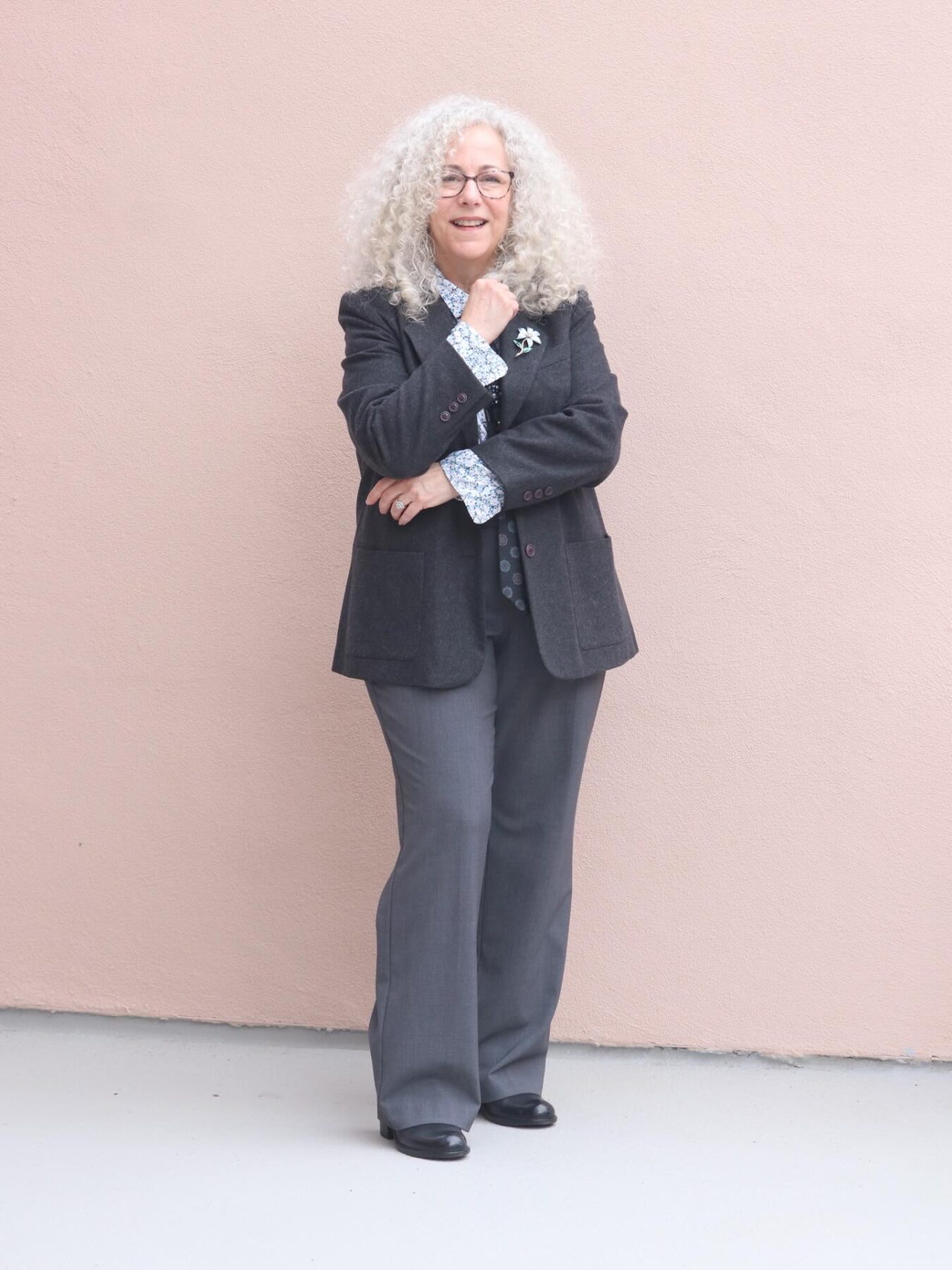 ✨Turns out a tie gets even better with a handful of sparkle ✨

Patterned shirt, gray trousers, and brooches for a touch of bling

Latergramming a menswear inspired look borrowed from @juliaroberts 

📸: @mark_m_perez 

#preloved #unapologeticallythrifted #thriftstorefinds #thriftedfashion #ilovethrifting #recycledfashion #sustainablefashion #thriftersofinstagram #creativestyling #fashionover50 #styleover50 #over50blogger #50plusandfabulous #styleatanyage #aginggracefully #everydaystyle #agelessstyle #personalstyle #ageisjustanumber #nevertooold #olderandbolder #IG50community